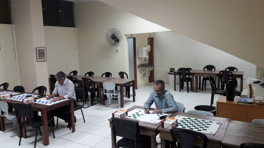 Foto de enxadristas presentes no encontro.