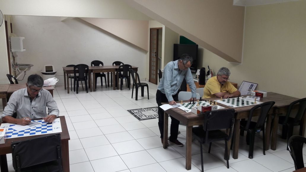 Foto de enxadristas presentes no encontro.